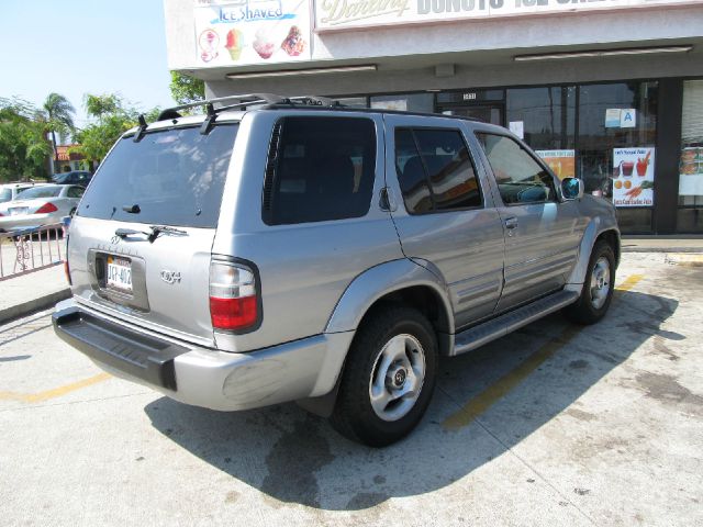 2000 Infiniti QX4 Base