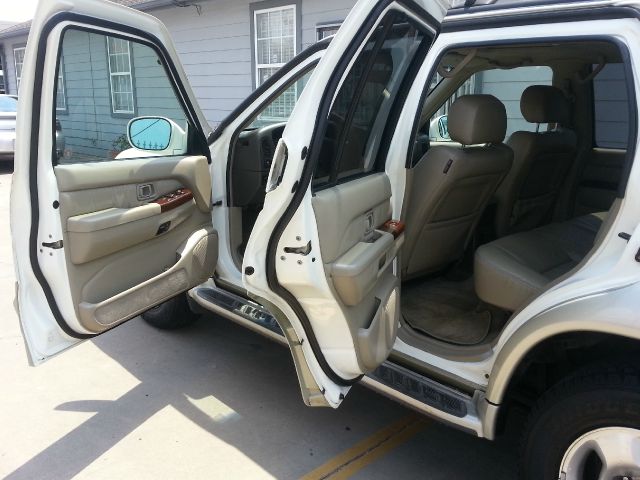 2000 Infiniti QX4 Base