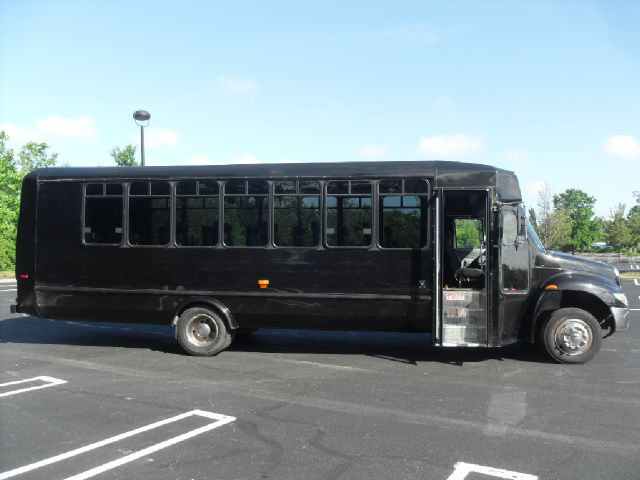 2005 International 3200 29 Passenger Disovery