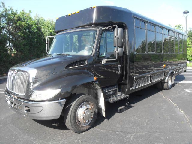 2005 International 3200 29 Passenger Disovery