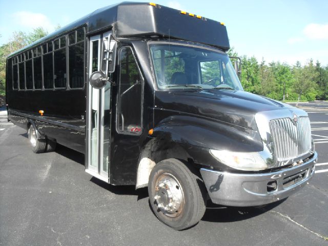 2005 International 3200 29 Passenger Disovery
