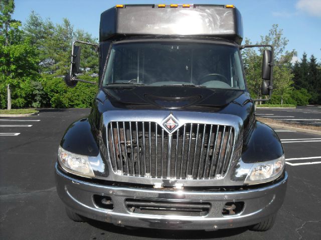 2005 International 3200 29 Passenger Disovery