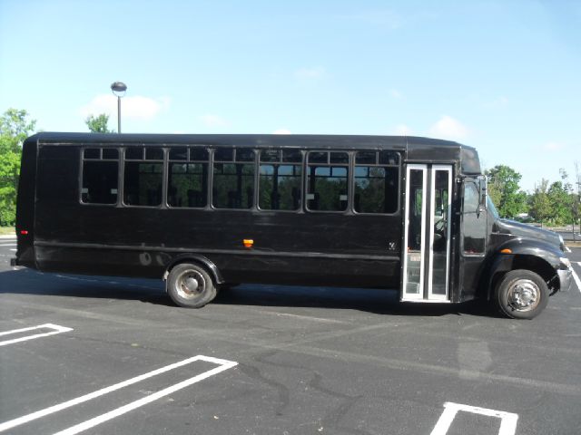 2005 International 3200 29 Passenger Disovery