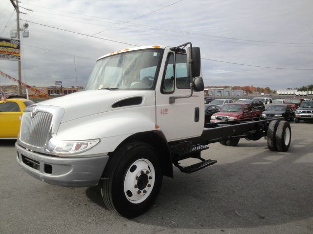 2005 International 4200 SLT Loaded