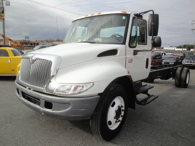 2005 International 4200 SLT Loaded