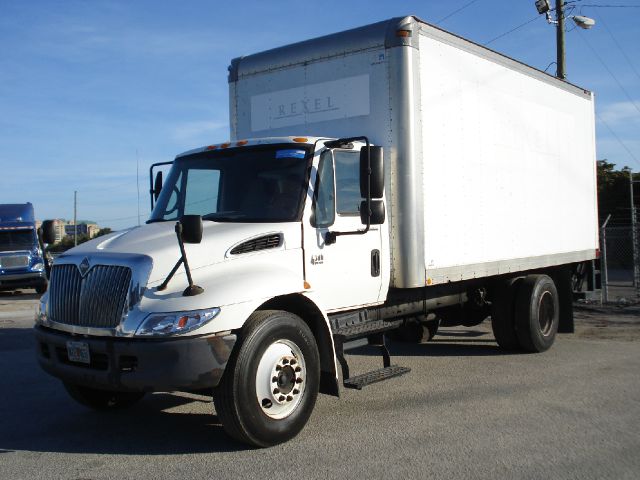 2003 International 4300 V6 CX