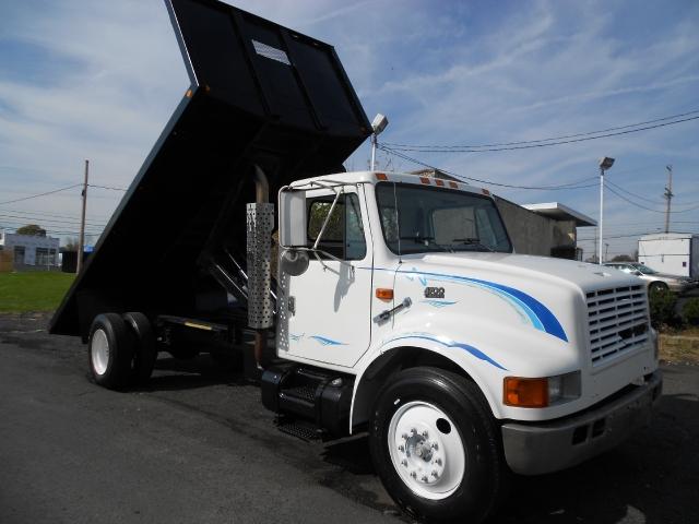 1998 International 4700 2000 Toyota LE