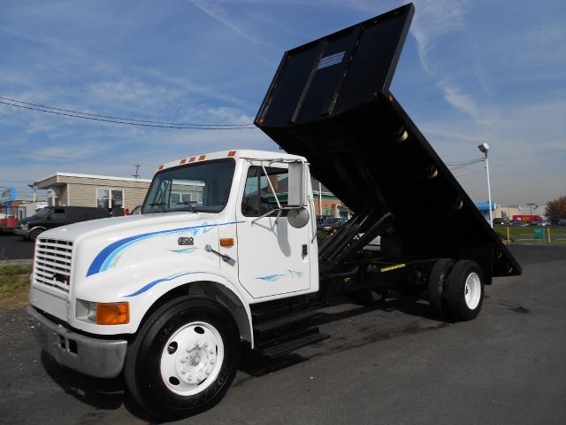 1998 International 4700 2000 Toyota LE