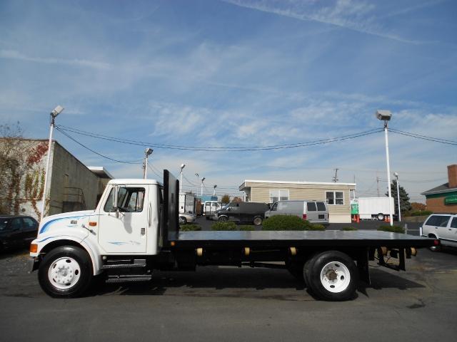 1998 International 4700 2000 Toyota LE