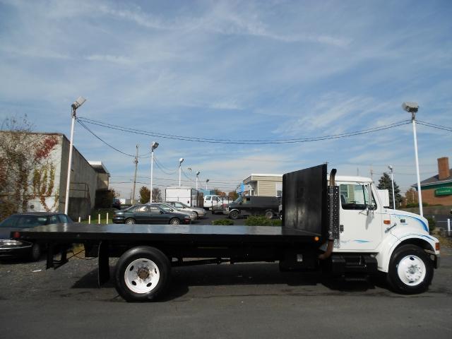 1998 International 4700 2000 Toyota LE