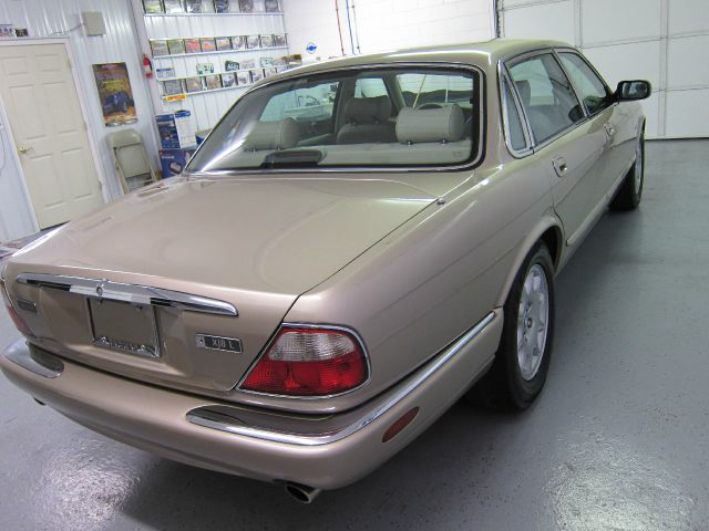 1999 JAGUAR XJ8 SUV