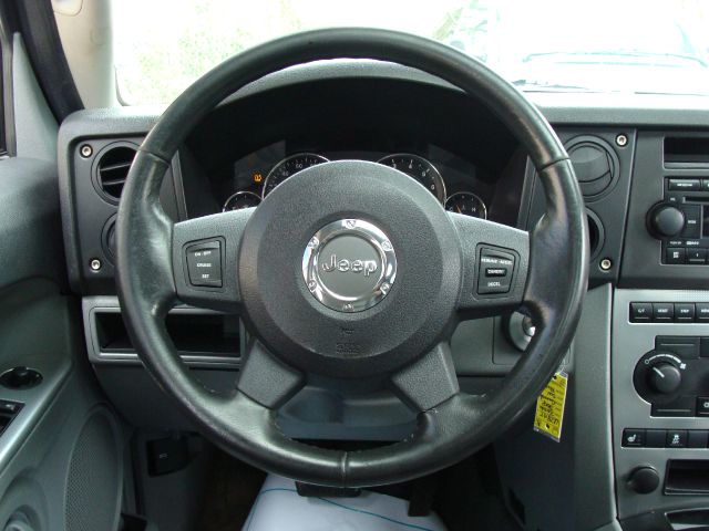 2006 Jeep Commander Base