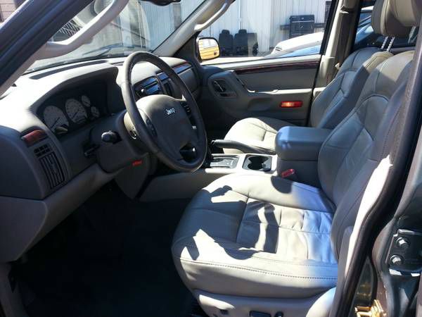 2002 Jeep Grand Cherokee V8 AWD /3rd Row Seat/ Leather
