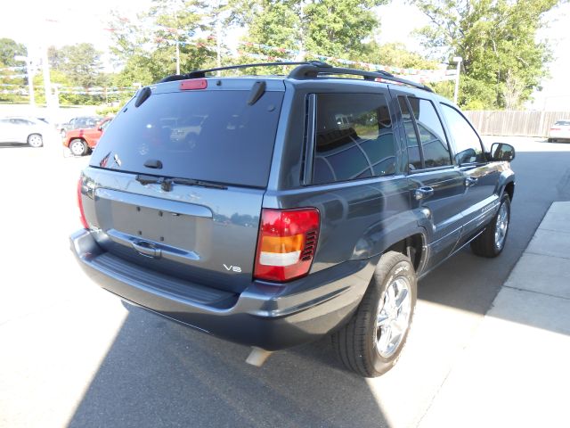 2004 Jeep Grand Cherokee LS Flex Fuel 4x4 This Is One Of Our Best Bargains