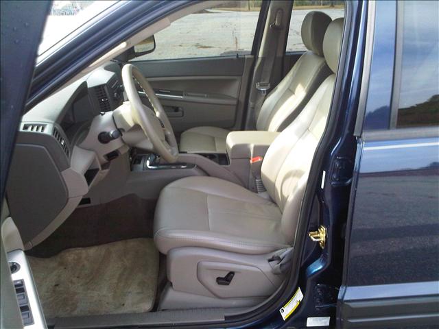 2005 Jeep Grand Cherokee Luxury 5-passenger