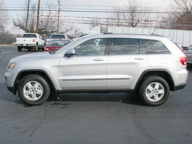 2011 Jeep Grand Cherokee LOW Miles NICE 4door Sedan