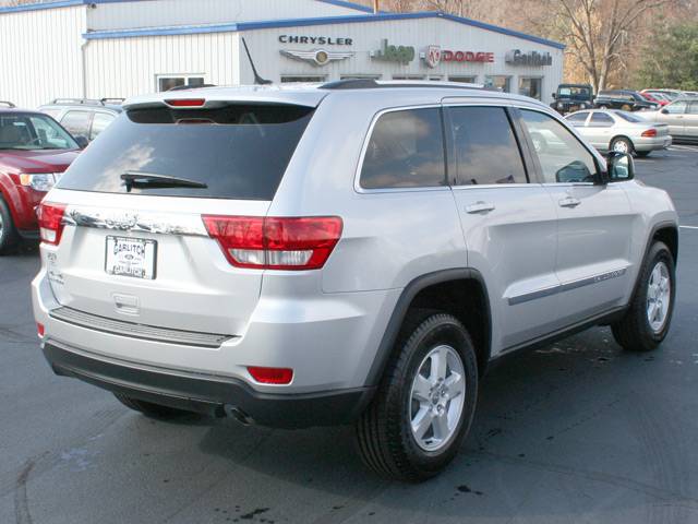 2011 Jeep Grand Cherokee LOW Miles NICE 4door Sedan