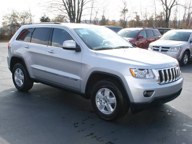 2011 Jeep Grand Cherokee LOW Miles NICE 4door Sedan