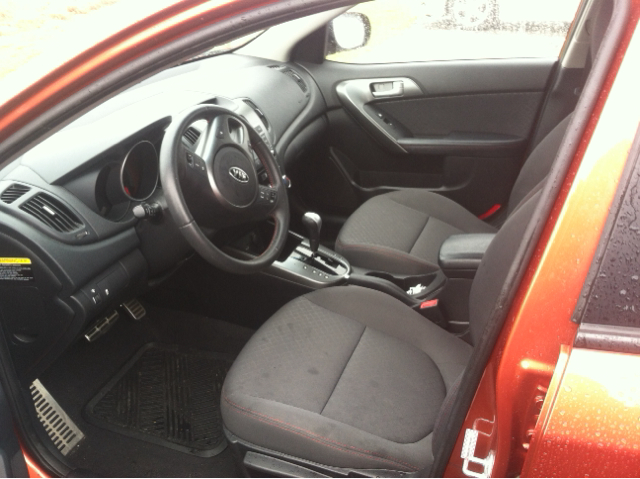 2010 Kia Forte AWD, REAR DVD, Navigation, 3RD ROW, Mem/heat Seats