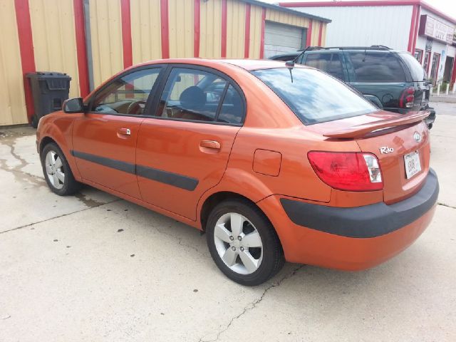 2007 Kia Rio AWD, REAR DVD, Navigation, 3RD ROW, Mem/heat Seats
