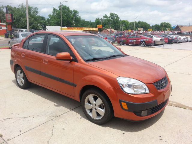 2007 Kia Rio AWD, REAR DVD, Navigation, 3RD ROW, Mem/heat Seats