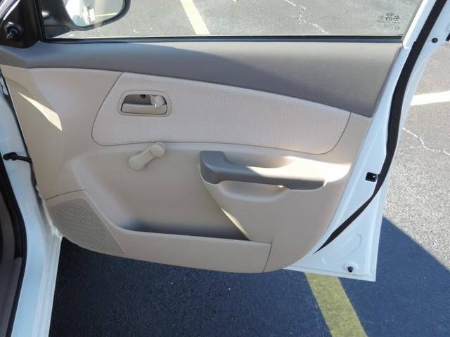 2010 Kia Rio AWD, REAR DVD, Navigation, 3RD ROW, Mem/heat Seats