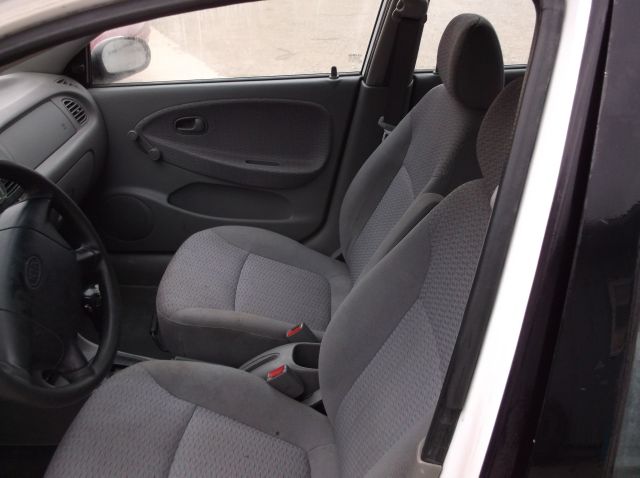 2002 Kia Rio Cinco SW2