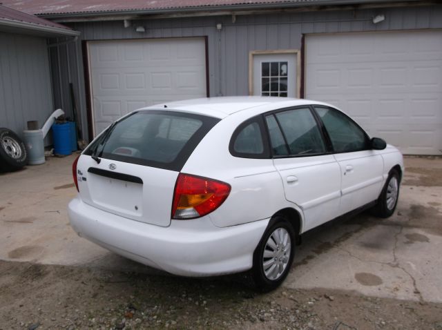 2002 Kia Rio Cinco SW2