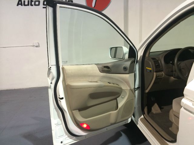 2008 Kia Sedona 2WD Crew Cab LWB XE Truck