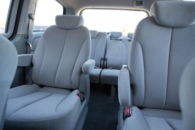 2009 Kia Sedona 2WD Crew Cab LWB XE Truck