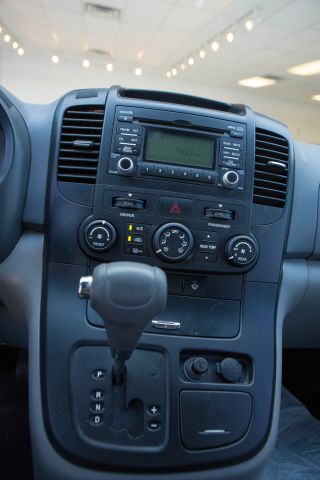 2009 Kia Sedona 2WD Crew Cab LWB XE Truck