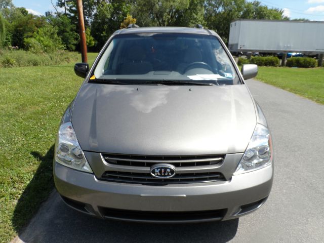 2010 Kia Sedona 2WD Crew Cab LWB XE Truck