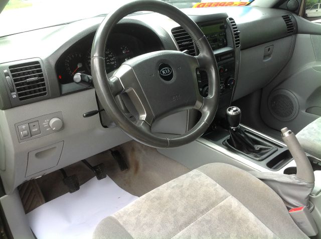 2004 Kia Sorento LS Truck