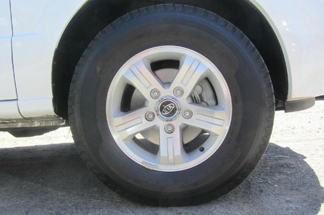 2004 Kia Sorento LS Truck