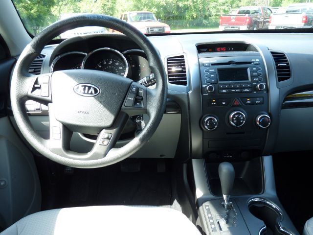 2013 Kia Sorento E350 15 Passanger Van XLT