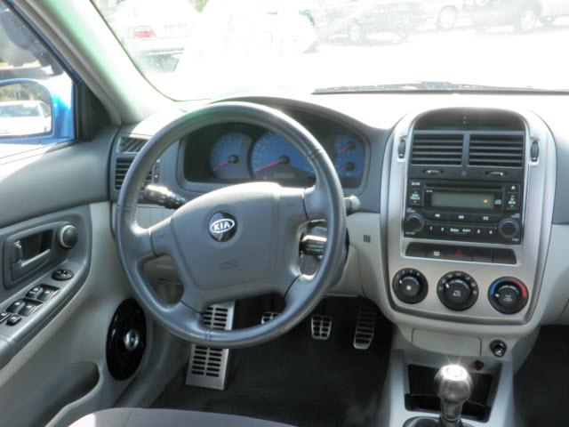 2006 Kia Spectra AWD, REAR DVD, Navigation, 3RD ROW, Mem/heat Seats