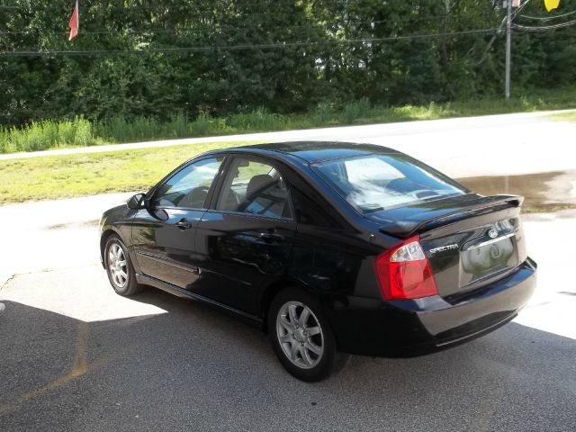 2006 Kia Spectra AWD, REAR DVD, Navigation, 3RD ROW, Mem/heat Seats