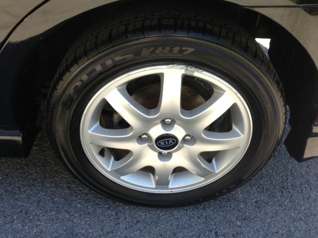 2005 Kia Spectra5 Base