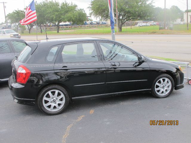 2005 Kia Spectra5 Base
