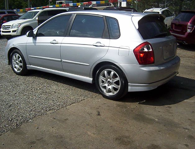 2005 Kia Spectra5 Base