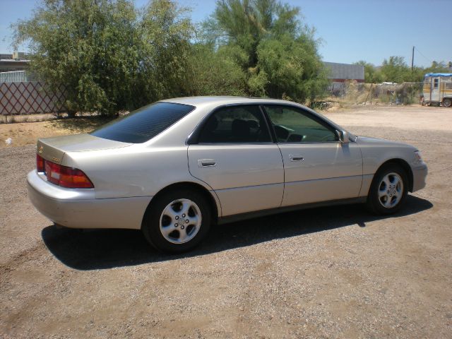 1998 Lexus ES 300 L.T. 4-w.d. 5.3L