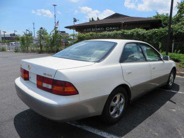1998 Lexus ES 300 L.T. 4-w.d. 5.3L