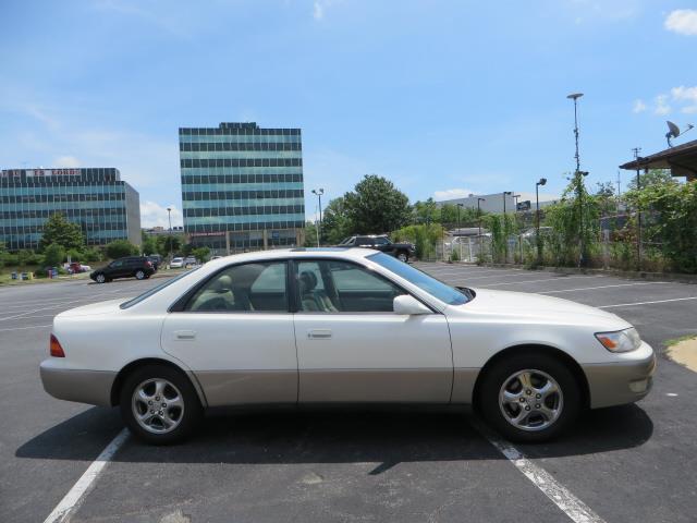 1998 Lexus ES 300 L.T. 4-w.d. 5.3L