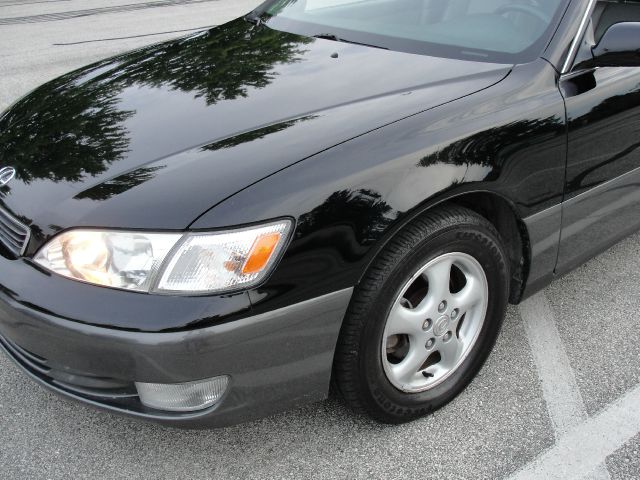 1999 Lexus ES 300 L.T. 4-w.d. 5.3L