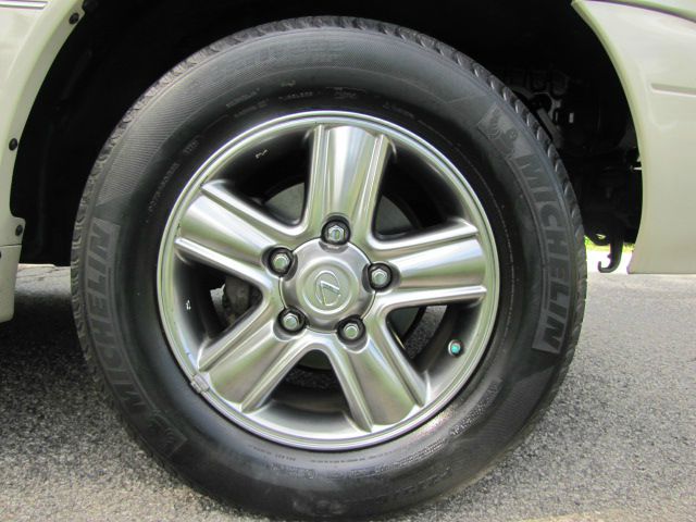 2006 Lexus LX 470 Scion XB