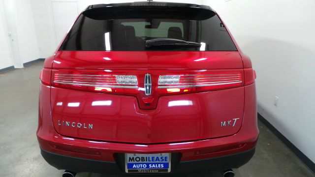 2011 Lincoln MKT Green