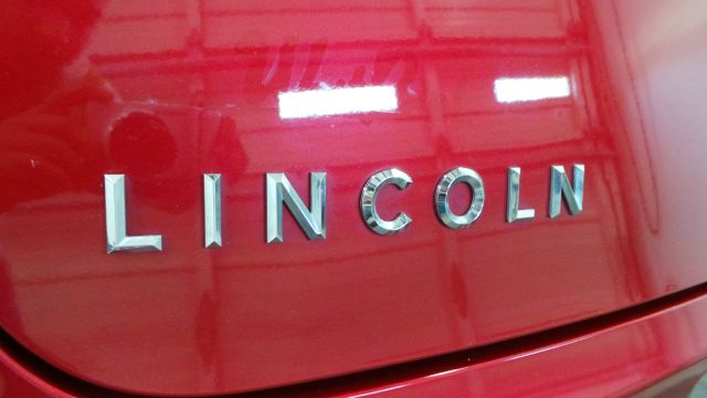 2011 Lincoln MKT Green