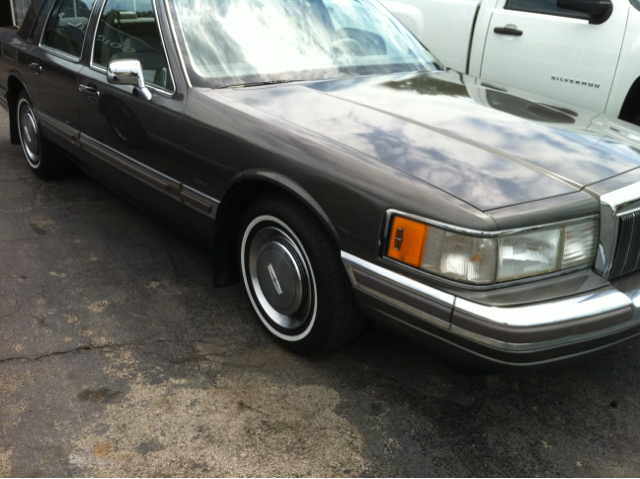 1990 Lincoln Town Car Base