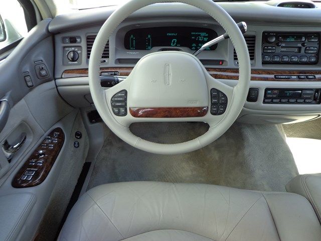 1996 Lincoln Town Car LT FWD 1SD