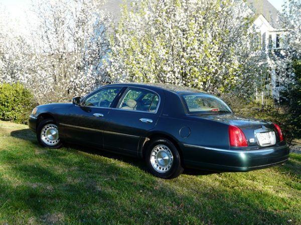 1998 Lincoln Town Car W/ RES
